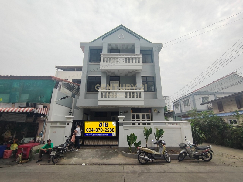 For SaleHouseRatchadapisek, Huaikwang, Suttisan : Urgent sale, detached house, Huai Khwang zone. Soi Pracharat Bamphen, 3-story detached house with attic floor/50-HH-67011