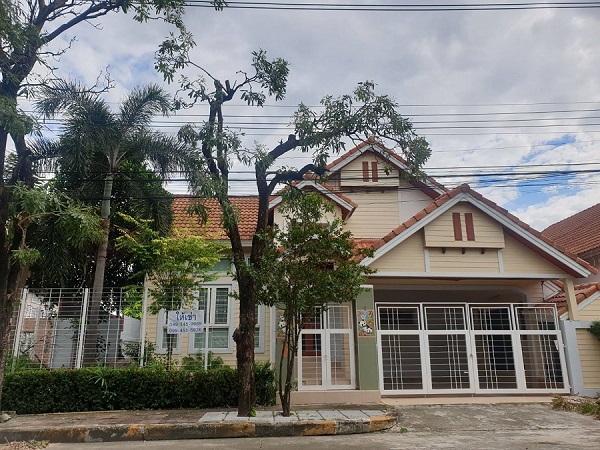 For RentHousePathum Thani,Rangsit, Thammasat : Single story house for rent, 3 bedrooms, 1 office room, 2 bathrooms, 3 air conditioners.