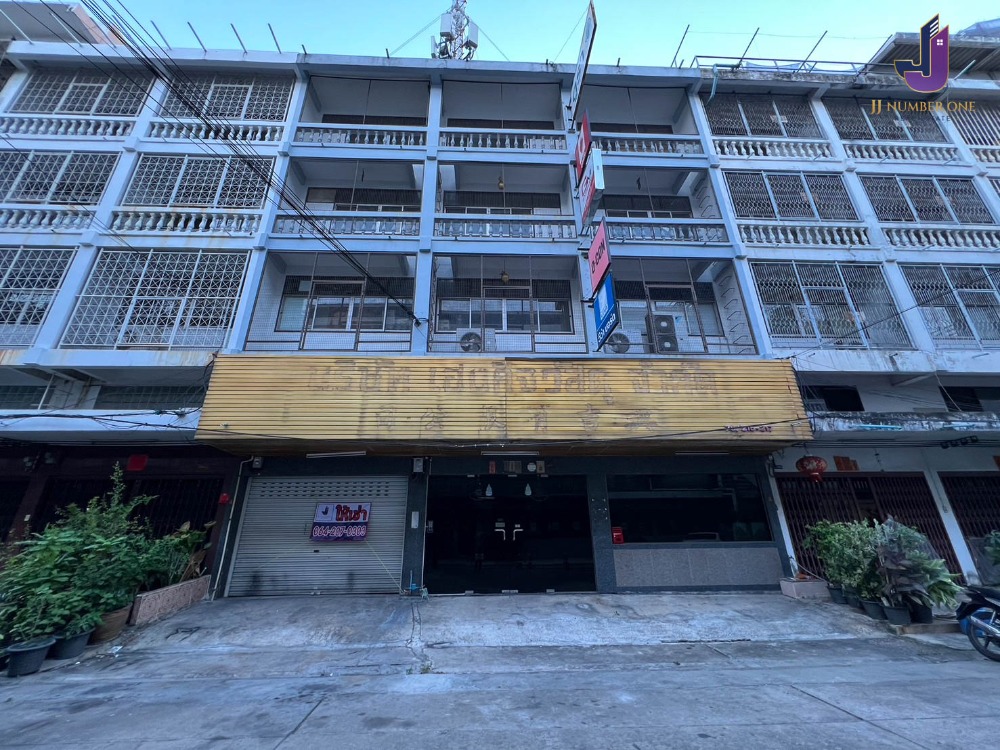 For RentShophouseSukhumvit, Asoke, Thonglor : Commercial building for rent, 3 units, Sukhumvit 46 (near Khlong Toei Pier), 4 floors plus mezzanine, size 51 sq m, width 12 meters, depth 12 meters, parking for 6 cars, near BTS Phra Khanong 📌 Property code JJ-R H157 📌