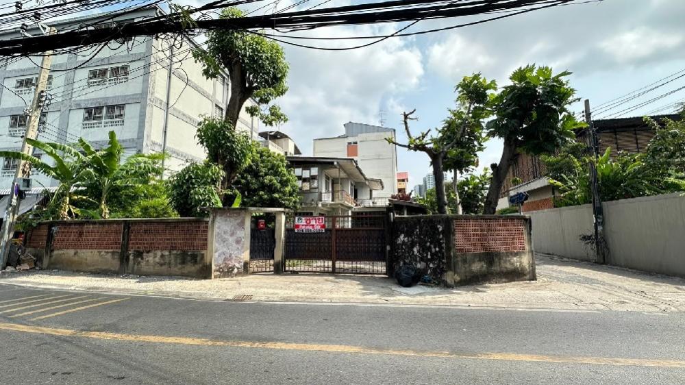 For SaleLandPinklao, Charansanitwong : Land for sale with 2-story detached house, 147 sq m., near Central Pinklao, Borommaratchachonnani 5, Charan 45.