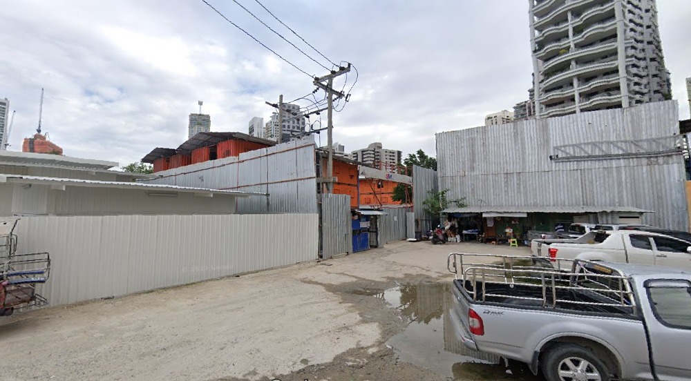 For RentLandSukhumvit, Asoke, Thonglor : Large plot of land for rent In the center of Sukhumvit, suitable for a worker camp, rented for 3 years at a time.