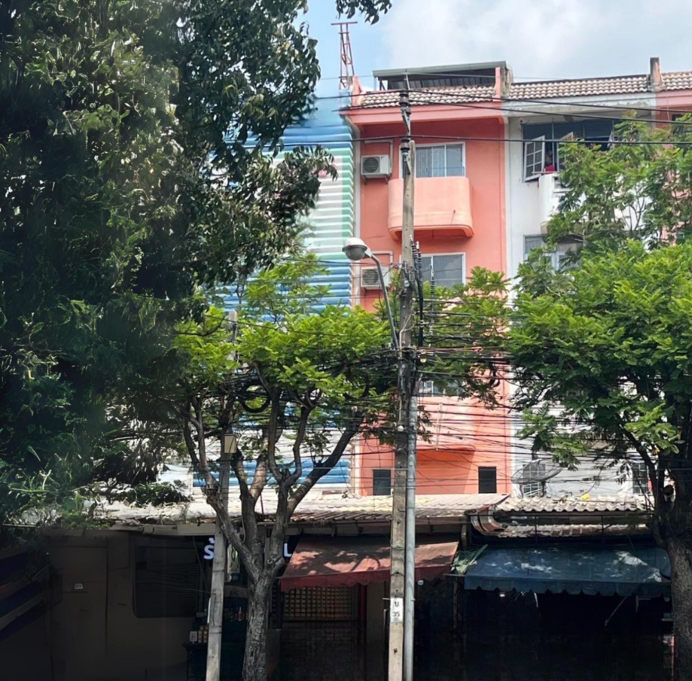 For SaleShop HousePattanakan, Srinakarin : Urgent sale! Commercial building, 4.5 floors, prime location, next to Phatthanakan Road, in front of Vibharam Hospital