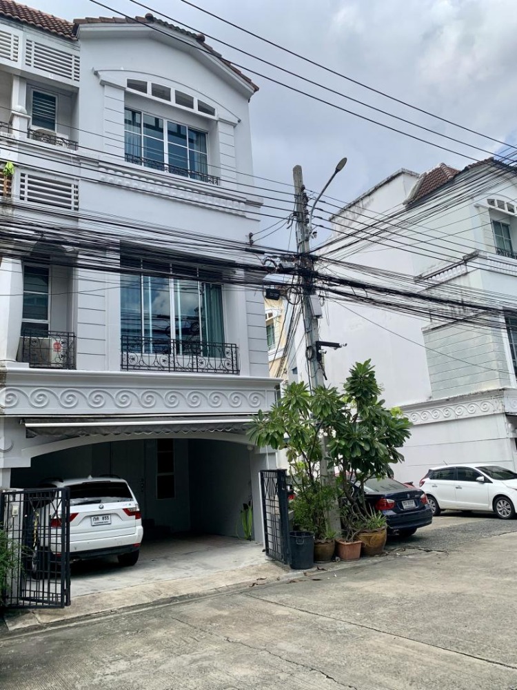 For RentTownhouseKaset Nawamin,Ladplakao : MM2 Townhouse for rent, 3 floors, corner house, Baan Klang Muang project, Lat Phrao-Yothin Phatthana, Soi Pradit Manutham 19, Ekkamai expressway area