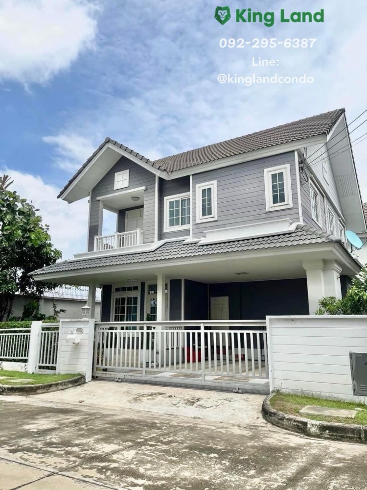 For RentHouseNawamin, Ramindra : 2-storey detached house for rent on the edge: BURASIRI PANYAINDRA, new series detached house, New England Colonial style, rent 36,000 baht / month, has 3 bedrooms, 3 bathrooms, 4 air conditioners, 2 parking spaces #pets allowed Behind the front of the hou