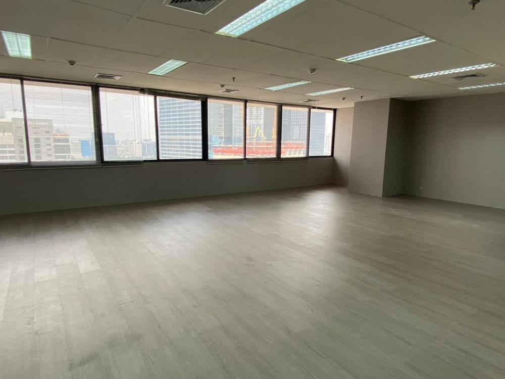 For SaleOfficeKhlongtoei, Kluaynamthai : 📢👇Office space for rent / sale located in Lumphini Tower with 12 elevators, separated into high and low zones, convenient for visitors.