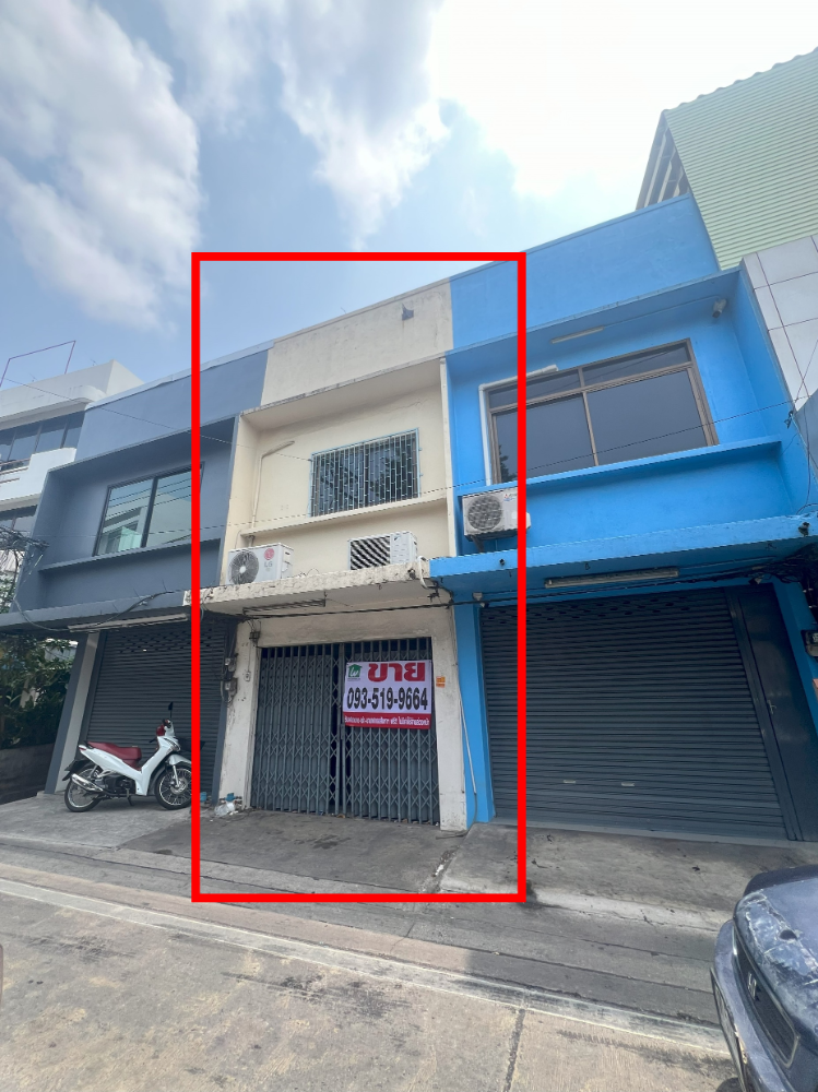 For SaleShophouseWongwianyai, Charoennakor : 2-story commercial building for sale, very good location! Soi Krungthonburi 1! Area size 9 sq m, building usable area 72 sq m.