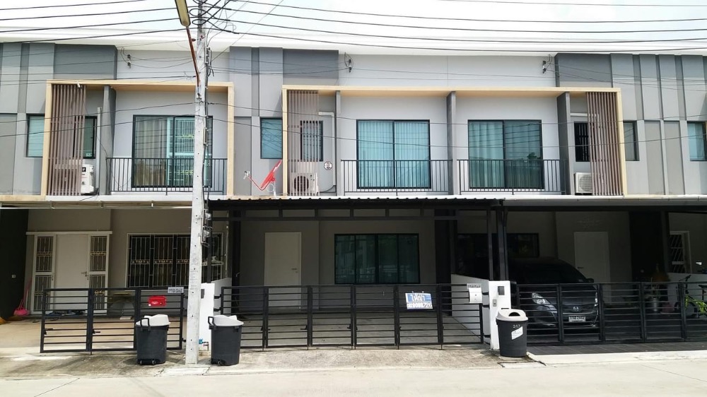 For RentTownhousePattanakan, Srinakarin : For rent/Townhouse, The Connect Village, Pattanakarn 38, ready to move in. If interested, contact 082-3223695.