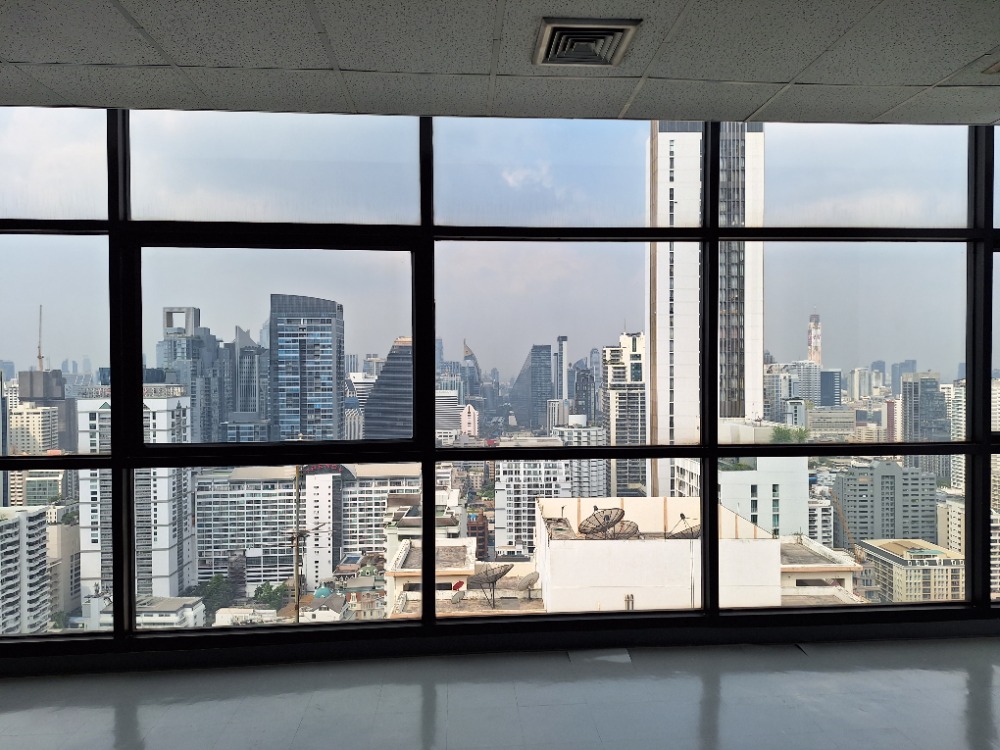 For RentRetailSukhumvit, Asoke, Thonglor : Space for rent on top floor of businessn. Suitable for restaurants, cafes, bakeries, luxury coffee shops, spas and beauty clinics. 商业空间出租