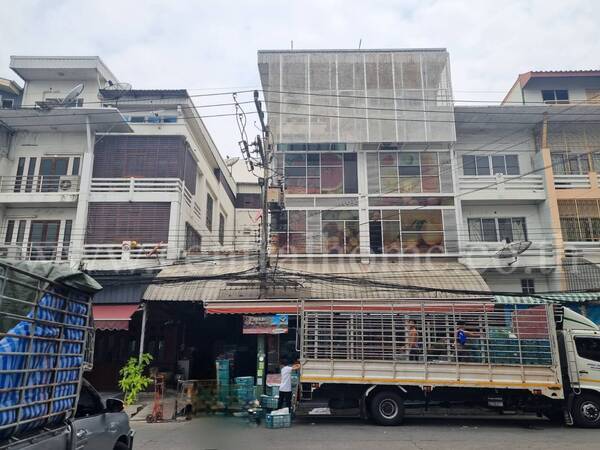 For SaleShop HousePathum Thani,Rangsit, Thammasat : Commercial building 144 square meters in Talat Thai, wholesale trade 24 hours a day.