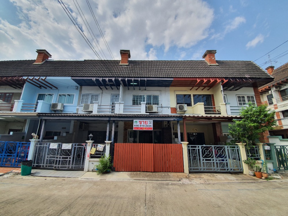 For SaleTownhouseChokchai 4, Ladprao 71, Ladprao 48, : 2-story townhouse for sale, Ketnuti Village, house number 85/19, the owner added it on. Built-in closets provide full space. Just carry your bag and move in.