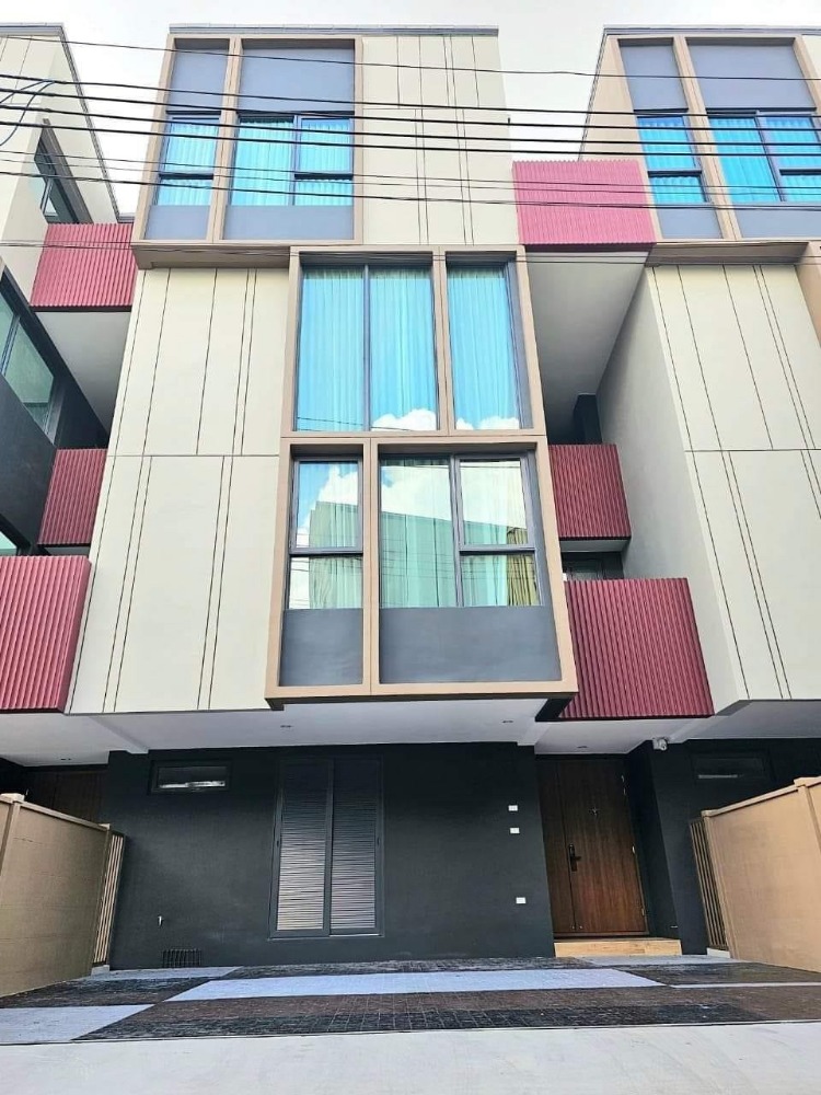 For RentHouseOnnut, Udomsuk : Baan Klang Muang Classe Sukhumvit 77 | 2-bedroom townhome | Near BTS On Nut 3 minutes and Yellow Line MRT Sri Nut station.