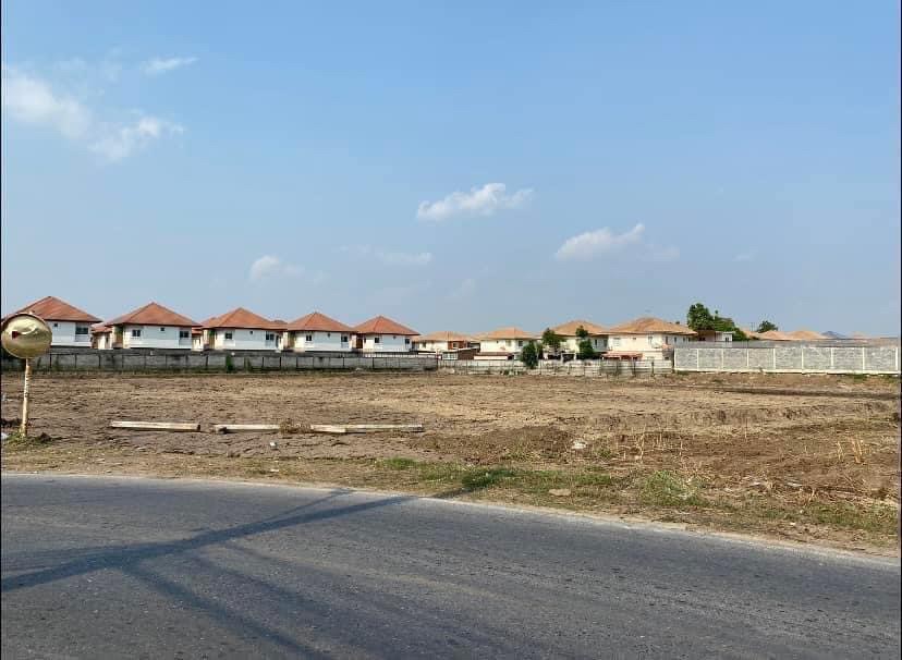 For SaleLandNonthaburi, Bang Yai, Bangbuathong : Land in Bang Yai area | Size 4,000 sq.w.(10 rai) | Next to 7-11 | Near MRT electricity 4.3km. Central Westgate, Bang Yai Market 4.9km., there are buses.