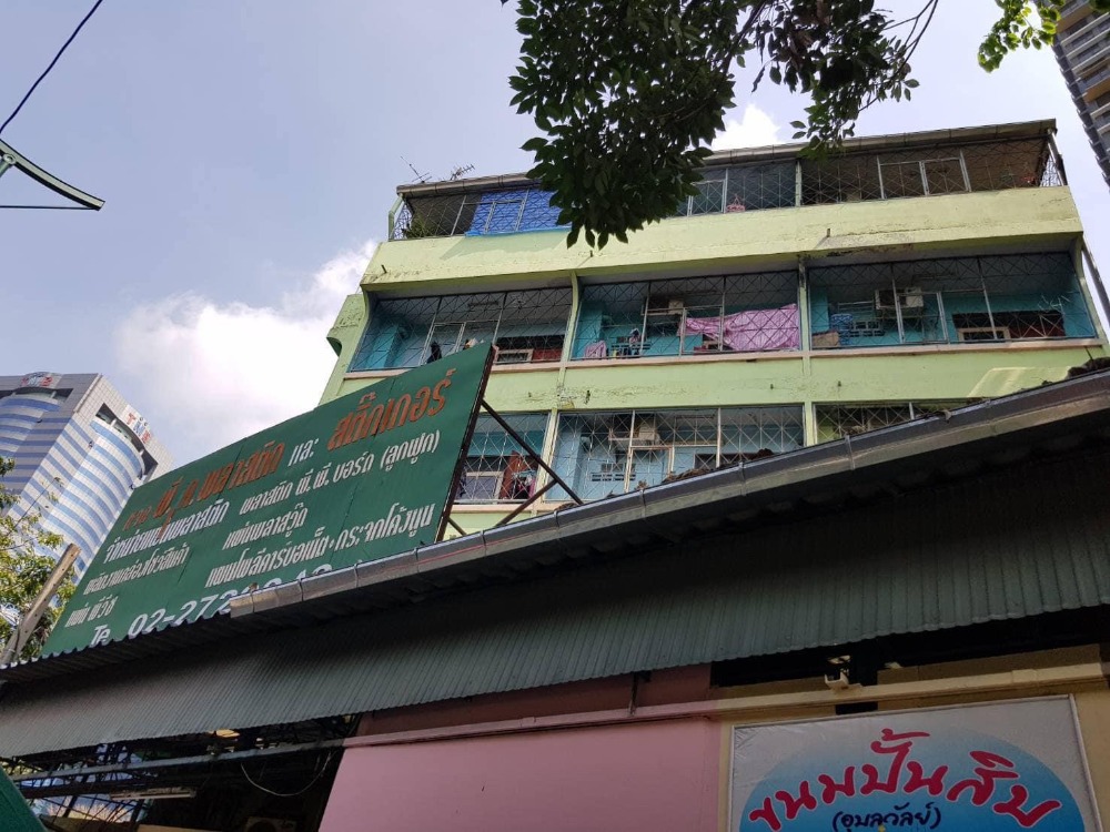 For SaleShophouseSapankwai,Jatujak : Commercial building, 3 units, 5 floors+rooftop 90 sq.w. | next to Phahonyothin Road. Opposite Chatuchak Park | Next to The LINE Condo Chatuchak, near BTS Mo Chit, MRT Chatuchak Park