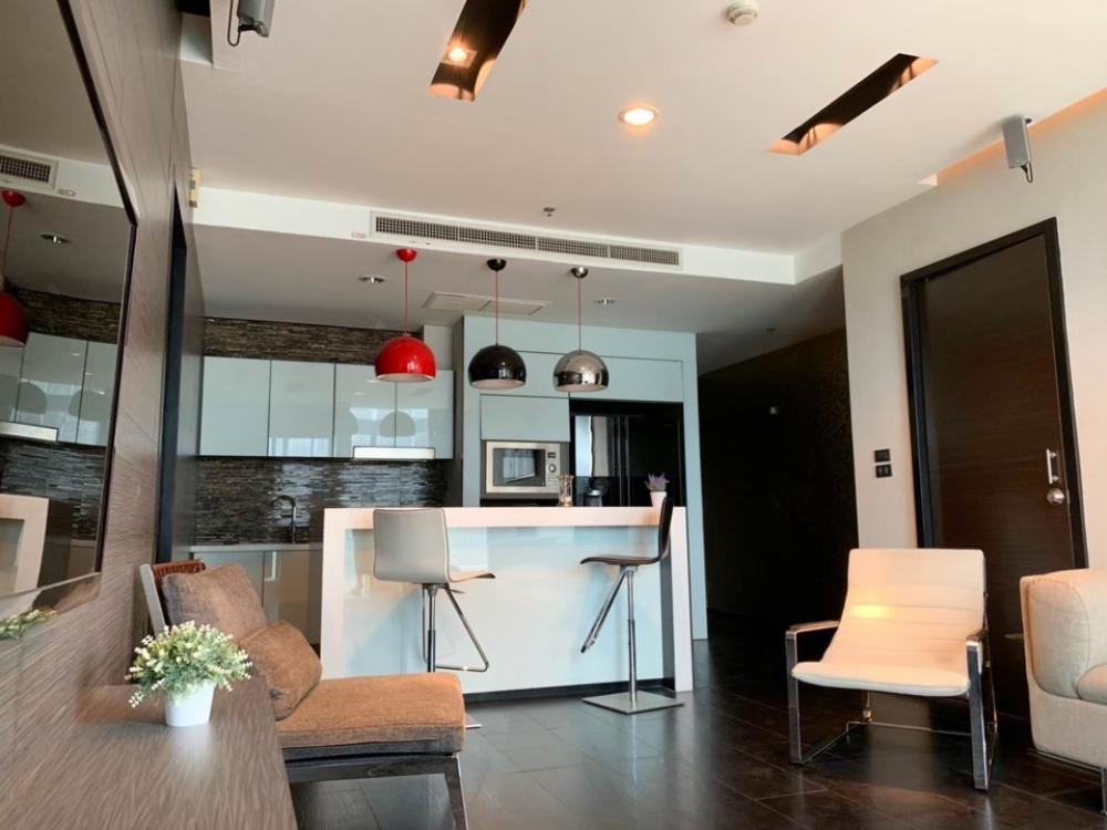 For RentCondoSukhumvit, Asoke, Thonglor : ❤️❤️ Condo for rent, Noble Remix Thonglor, connected to Skywalk to BTS Thonglor - 2 bedrooms, 2 bathrooms, with bathtub in both rooms, line tel 0859114585 ❤️❤️ Price only 65,000 baht ❤️🩷Top floor, size 91.98 sq m. . 💚Swimming pool view💚Good built-in furni