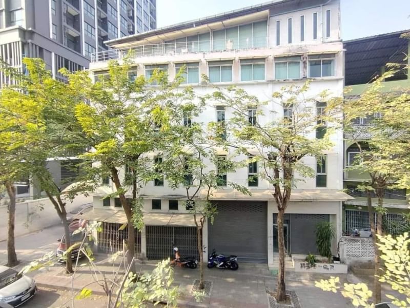 For SaleShophouseWongwianyai, Charoennakor : Commercial building for sale 5 buildings next to each other, Soi Itsaraphap 5, great location, next to the big roundabout. Near Icon Siam, corner plot 1,100 sq m.