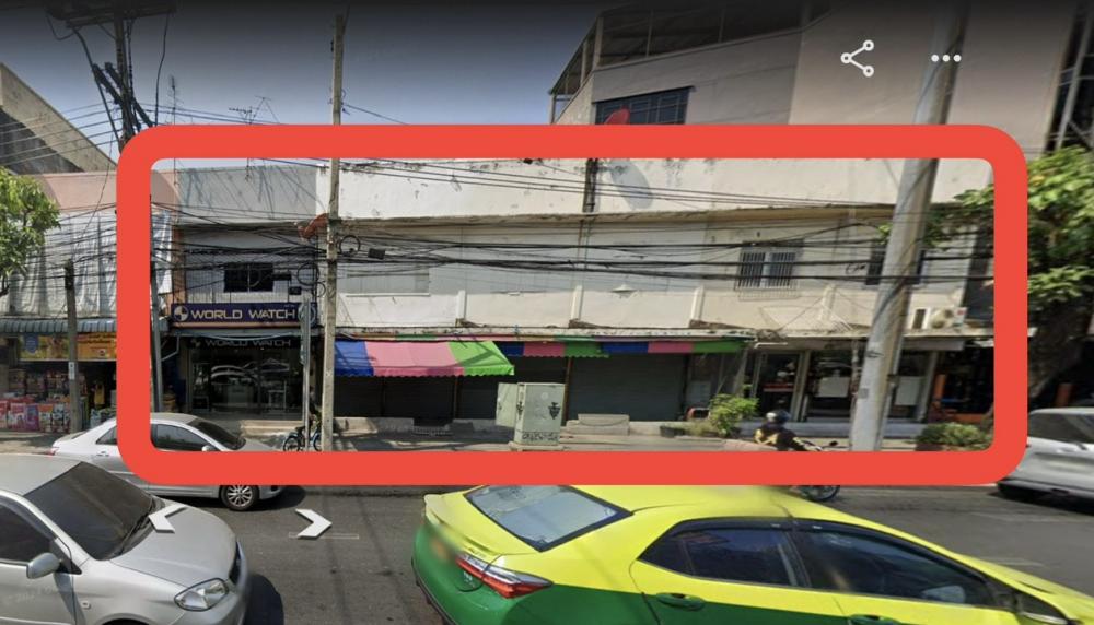 For SaleShophouseWongwianyai, Charoennakor : For sale: 3 commercial buildings, Phran Nok Intersection, prime location for trading, opposite Phran Nok Market, on Issaraphap Road.