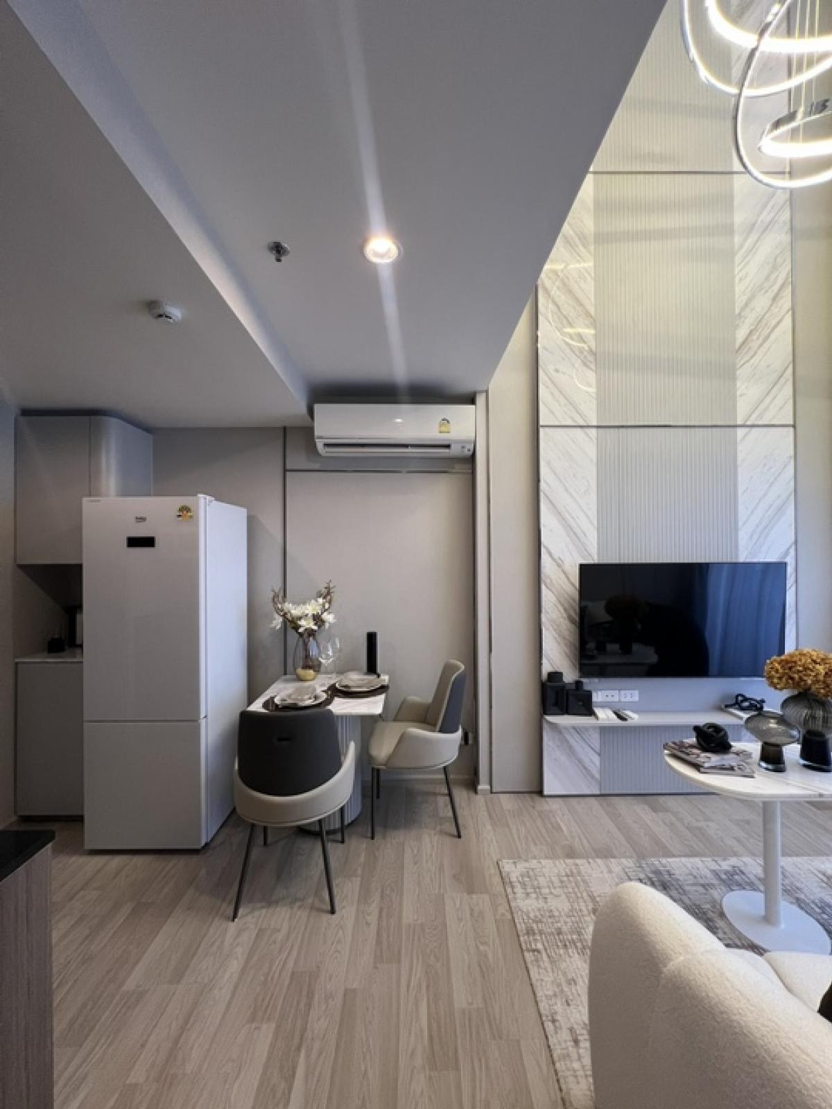 For SaleCondoBangna, Bearing, Lasalle : Reserve quickly, free common areas for 5 years, Ideo Mobi Sukhumvit Eastpoint, 2 bedrooms, high floor, beautiful view, condo near BTS Bangna 250 meters.