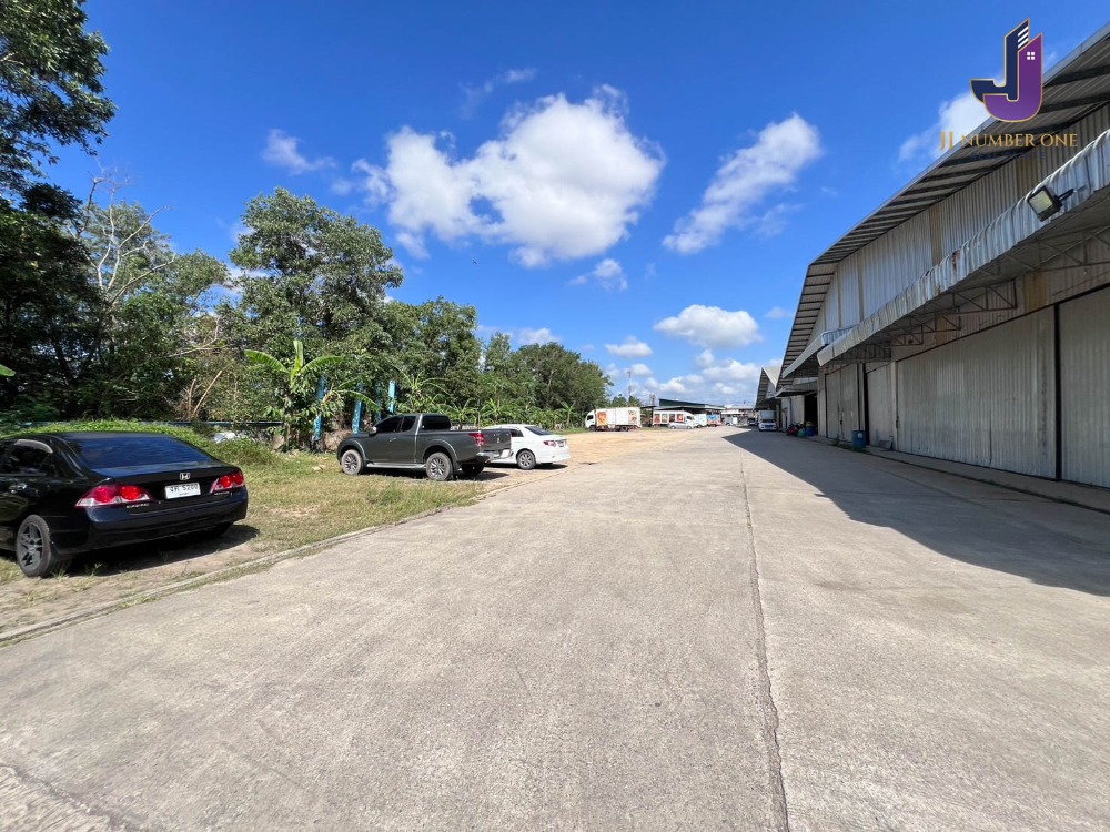 For RentWarehouseHatyai Songkhla : Warehouse for rent, size 800 sq m, suitable for storing products or as a distribution point, near the main road, Lopburi Ramesuan, property code JJ-RH166📌