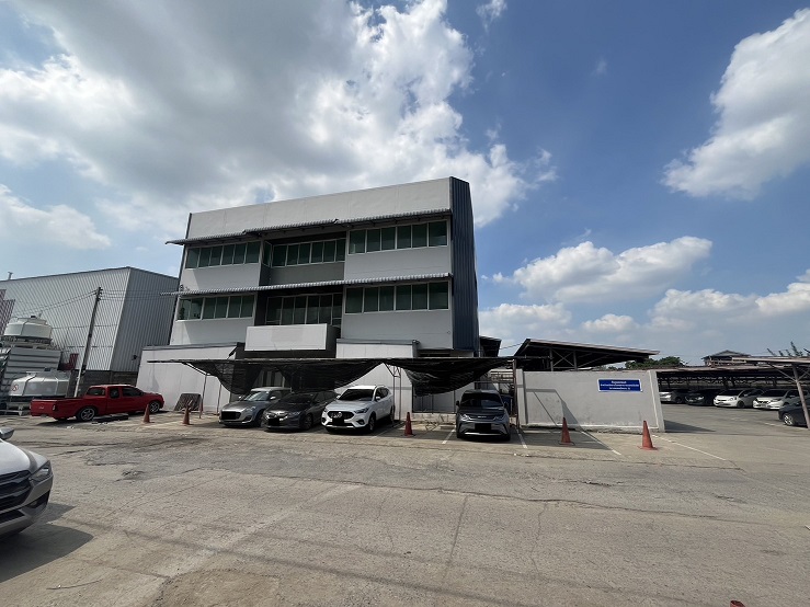 For RentWarehousePathum Thani,Rangsit, Thammasat : Call 081-632-0632 Warehouse for rent with 3-storey office on Phahon Yothin Road, not deep into the alley, near Zeer Rangsit shopping mall, total usable area 1248 square meters, parking for over 30 cars.