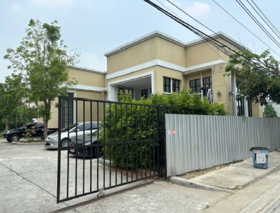 For RentOfficeBangna, Bearing, Lasalle : Call 081-632-0632 Office for rent, building on 351 square wah of land, near BTS Bearing Station, in Soi Bearing, not deep into the alley / 8 air conditioners / parking for many cars / suitable for various businesses