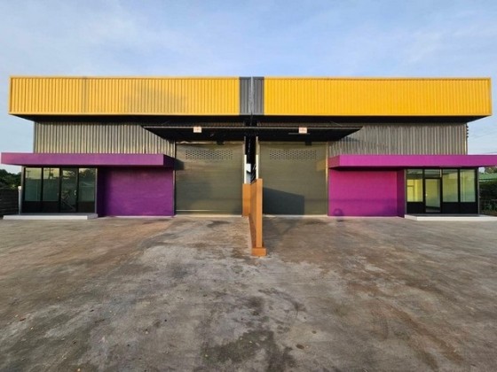 For RentWarehousePathum Thani,Rangsit, Thammasat : Call 081-632-0632 Warehouse for rent / showroom in Lam Luk Ka Khlong 4 area / Wat Klang Khlong 4 Road / with office, new condition, warehouse area 450 square meters / large vehicles can enter and exit / suitable for various businesses