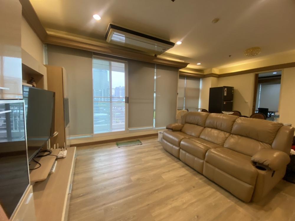 For RentCondoRatchathewi,Phayathai : Big room, very newly decorated! House in the middle of the city, 3 bedrooms, 140 sq m., rental price 60k/mo. Interested, contact 065-242-6835, Ms. Gift.