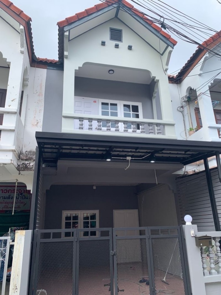 For SaleTownhouseNawamin, Ramindra : Cheap sale, 2-story townhouse, 16 sq m, Lert Ubon Watcharaphon Village, Ruam Mit Phatthana Road. The house has 3 bedrooms, 2 bathrooms.