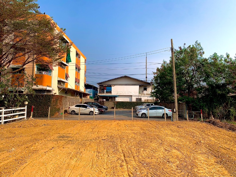 For RentLandSamut Prakan,Samrong : Land for rent 200 square wah on Chalong Krung Road. Near Lat Krabang Industrial Estate, King Mongkuts University Airport. Electric trains and motorways Near the community mall, near the job site.