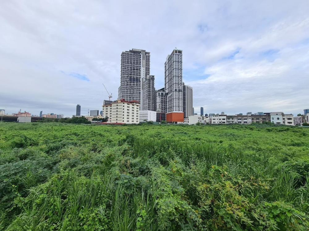 For SaleLandRama9, Petchburi, RCA : 📢👇Land for sale with 2 houses, very beautiful land, rectangular shape, able to build an 8-story building, public road 8 m wide.