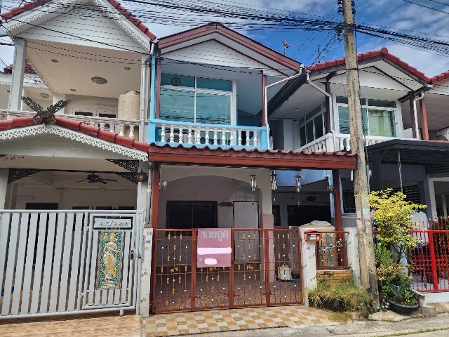 For SaleTownhomePathum Thani,Rangsit, Thammasat : Urgent sale, 2-story townhouse, area 18 sq m., Pathum Village Village. Near many amenities, convenient travel, Mueang District, Pathum Thani Province.