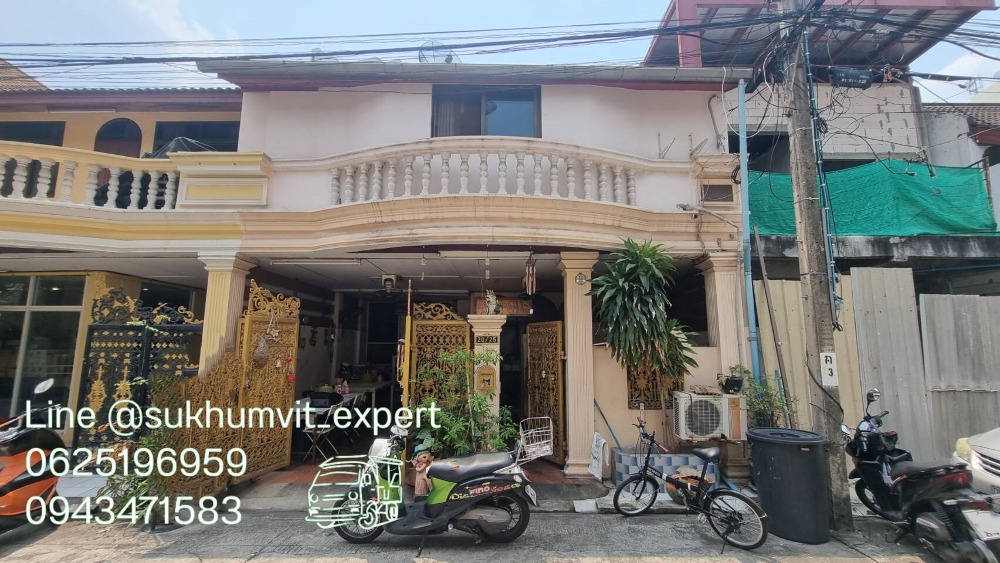 For SaleTownhouseSukhumvit, Asoke, Thonglor : Urgent sale, good price, townhouse 28 sq wah, Sukhumvit 39 Soi, Phrom Phong area, Thonglor, village has security guards. Parking for 2 cars