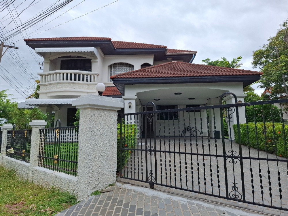 For RentHouseSamut Prakan,Samrong : For rent, 2-story detached house, 100 sq m. (corner), lake view. Srinakarin Road (Sridan 14) near Makro