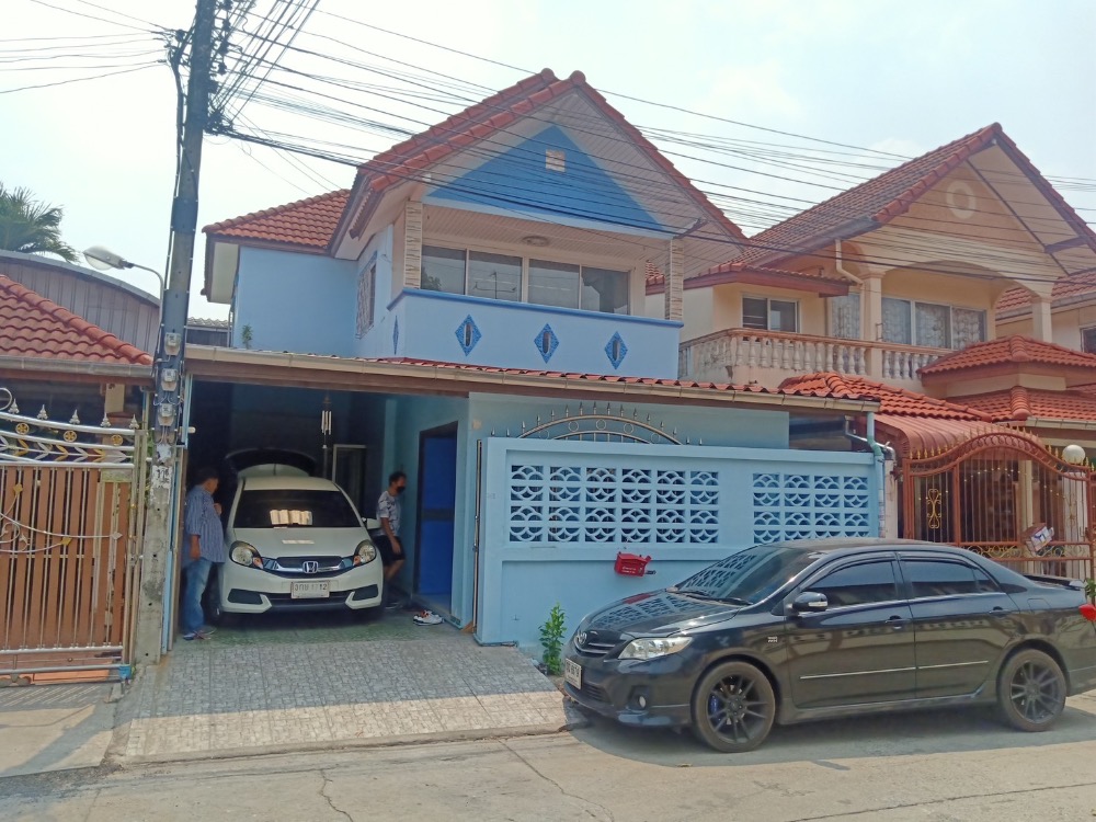 For SaleHouseBang kae, Phetkasem : 2-story townhouse for sale, Kasem Thong Village, large, cheap, next to the loan bureau. Interested? Line @841qqlnr