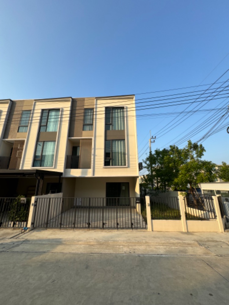 For RentTownhomeBangna, Bearing, Lasalle : AltitudeKrafBangna is reserved! 3 floors, corner unit, complete with furniture and electrical appliances! The road in front of the house is 31.4 sq m wide, 132 sq m.