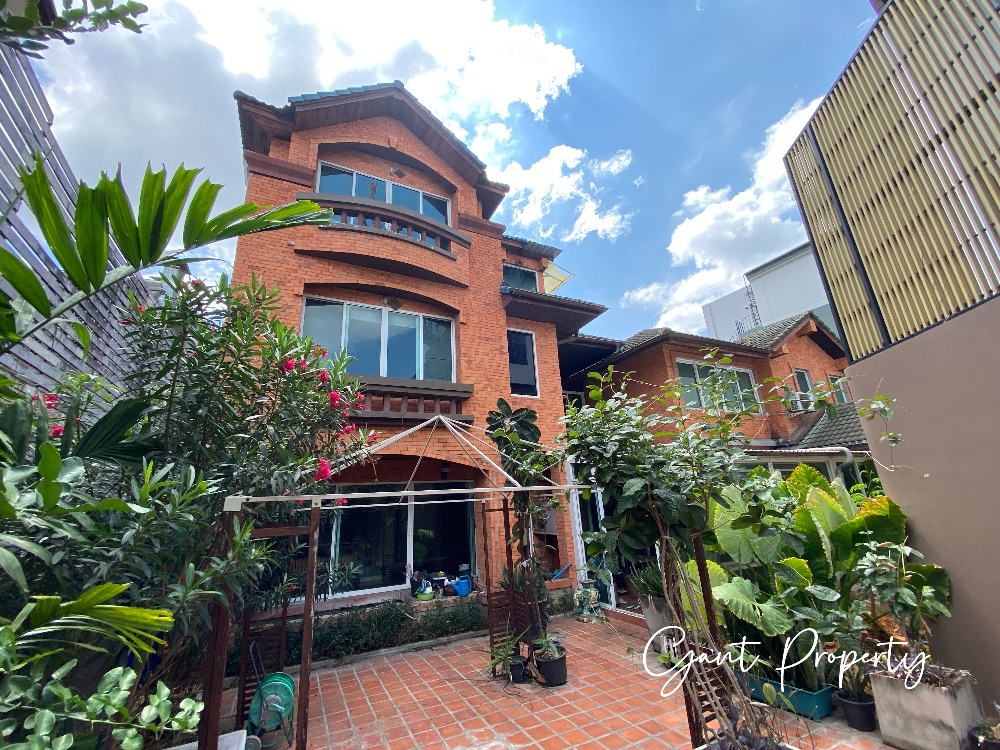 For SaleHouseSukhumvit, Asoke, Thonglor : 2 detached houses next to each other, 4 bedrooms, 5 bathrooms, 8 parking spaces, good location, Soi Pridi 25, Ekkamai Soi 10.