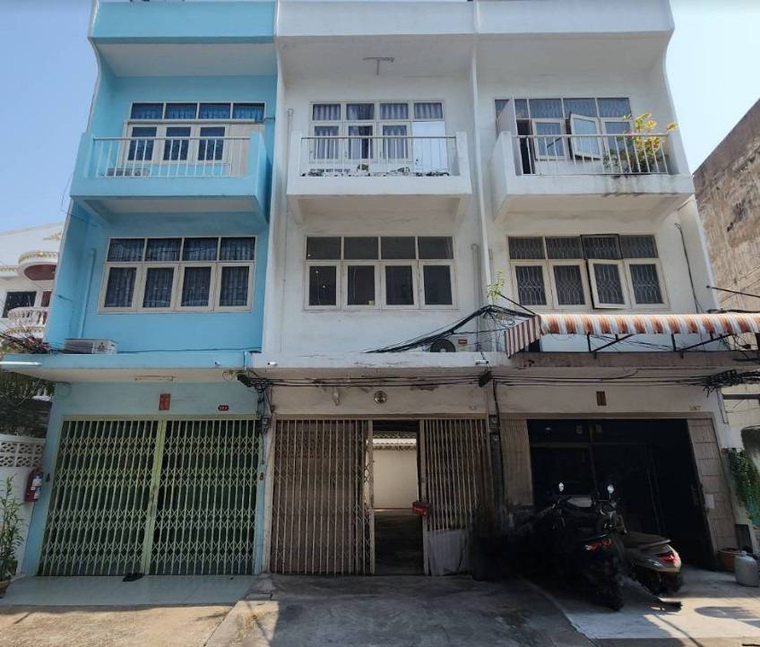 For RentTownhomeWongwianyai, Charoennakor : Townhome for rent near Samitivej Thonburi Hospital, just 3 minutes.