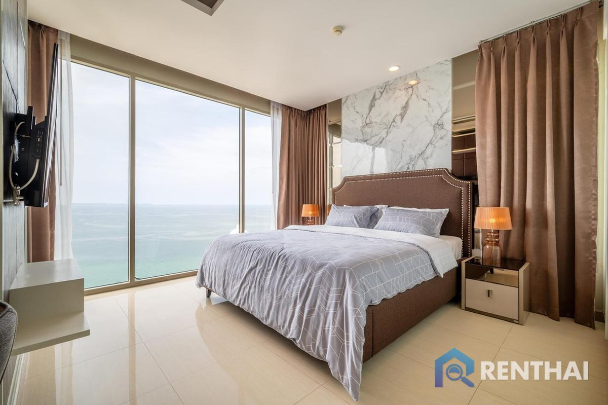 For SaleCondoPattaya, Bangsaen, Chonburi : Enjoy luxurious living in this ocean view penthouse.