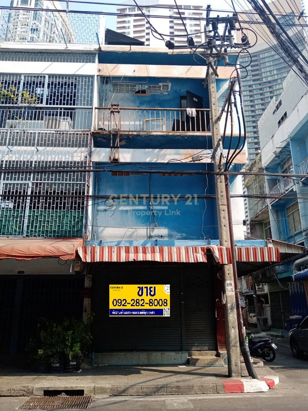 For SaleShop HouseKhlongtoei, Kluaynamthai : For sale: 3-storey shophouse in the Computer Economic District. This is a corner building/48-CB-67008.