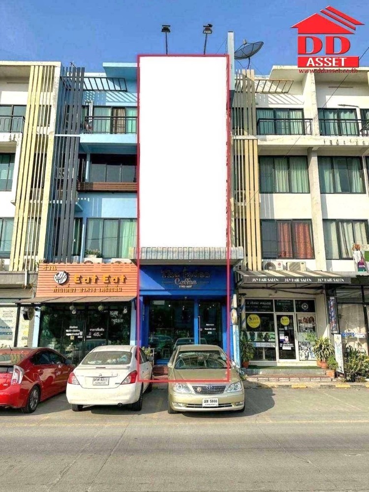 For SaleShop HouseLadkrabang, Suwannaphum Airport : 4-story commercial building for sale, Fifth Avenue Ladkrabang project, near Ladkrabang Industrial Estate. For sale with coffee shop business and Thai massage, code B8018