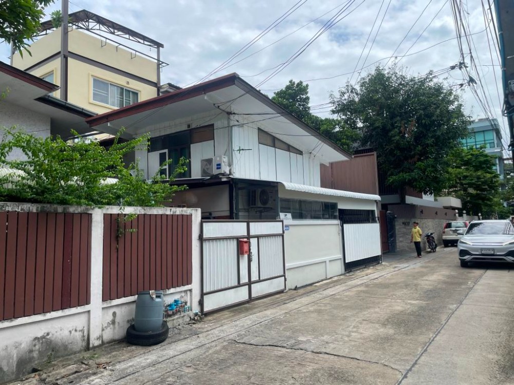 For RentHouseSukhumvit, Asoke, Thonglor : House for rent, 3 floors at the back (2 floors in front already rented), 1 bedroom, 1 bathroom per floor, total 3 bedrooms, 3.5 bathrooms in Sukhumvit 31