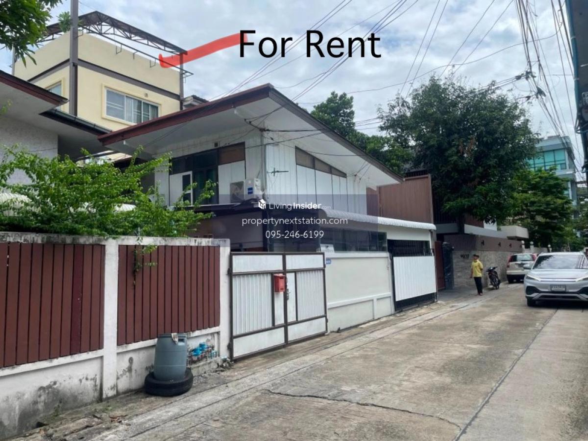 For RentHouseSukhumvit, Asoke, Thonglor : House for rent, 3 floors (back building - yellow), 1 bedroom, 1 bathroom per floor, total 3 bedrooms, 3.5 bathrooms in Sukhumvit 31