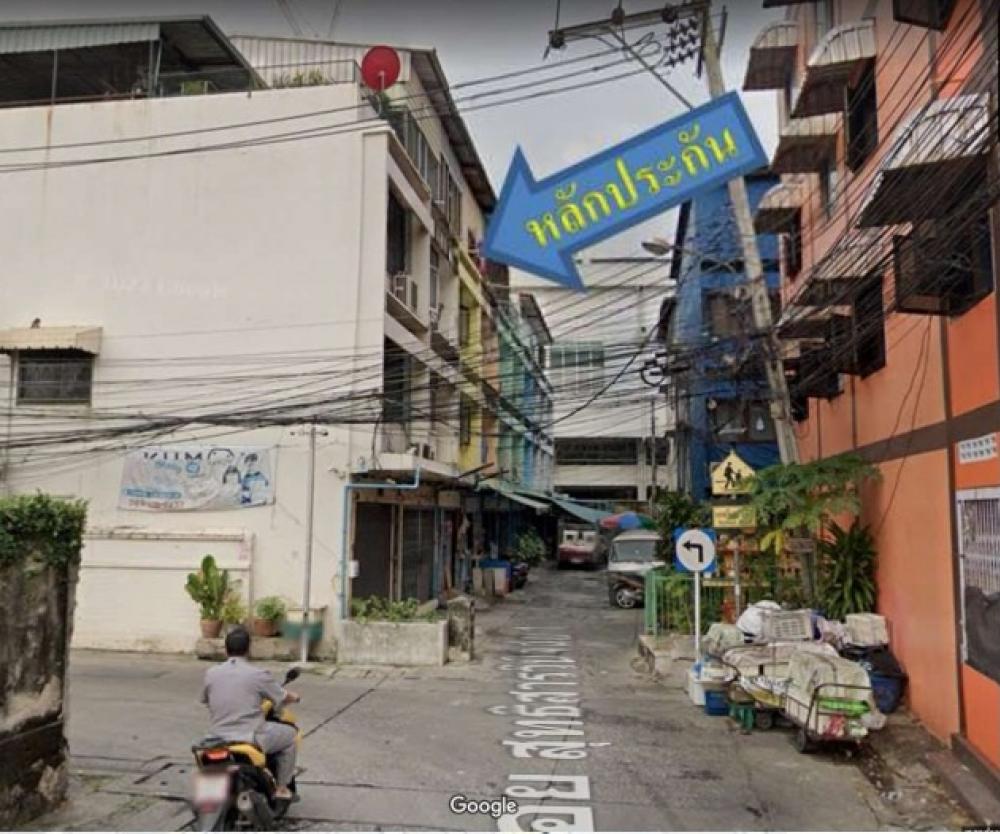 For SaleShophouseSapankwai,Jatujak : 3-story shophouse for sale behind Big C Saphan Khwai with massage shop tenants, 6.5 million baht.