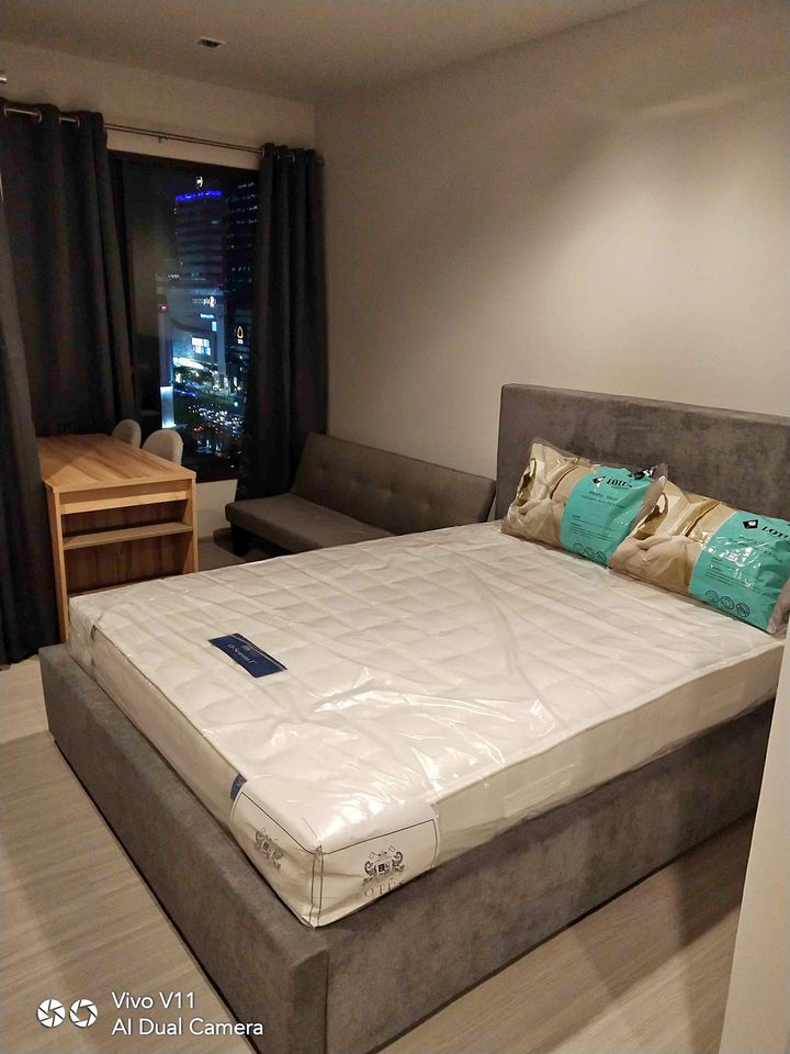 For RentCondoRama9, Petchburi, RCA : For rent: Life Asoke-Rama 9, near MRT Rama 9, about 300 meters, and Airport Rail Link Makkasan Station, about 550 meters.