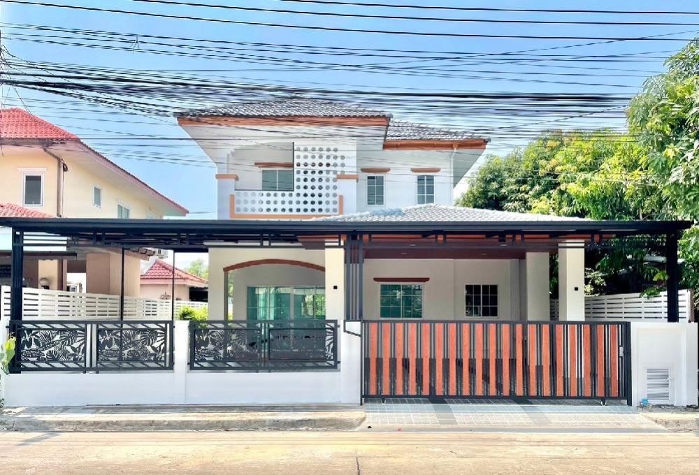 For SaleHouseMin Buri, Romklao : Large 2-storey detached house for sale, Nantawan 4 Resort Village (Main Road), Mitmaitri 18/1, Khu Fang Nuea Subdistrict, Nong Chok, Suvarnabhumi Airport. Kanchanaphisek Expressway Nong Chok Phitthayanusorn School, Nong Chok Market, Makro