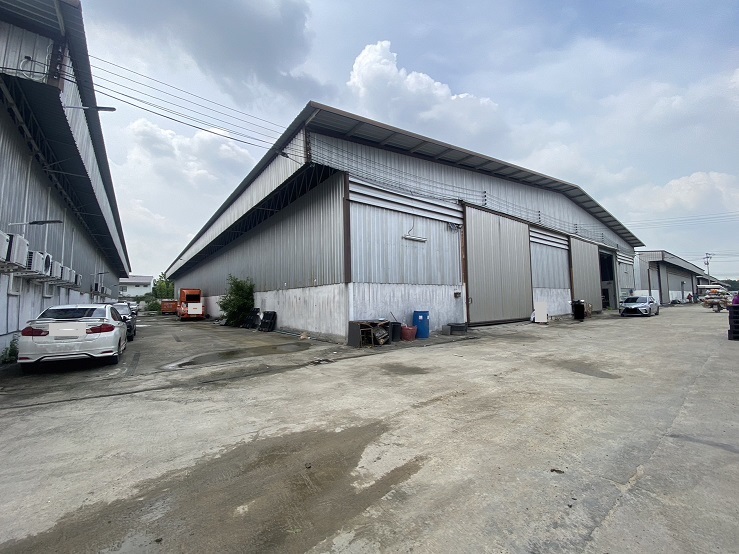 For RentWarehouseBangna, Bearing, Lasalle : For Rent: Warehouse for rent with office, area 1000 square meters, Bangna-Trad Road - Km.5, not deep into the alley, very good location, many ways to enter and exit, large vehicles, 40-foot trailers can enter and exit conveniently.