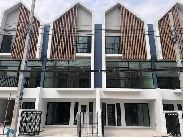 For RentHome OfficeBangna, Bearing, Lasalle : For sale and rent, 3-storey home office, Deco Sukhumvit 70/5 project, area 21 square wah, usable area 200 square meters, 2 bedrooms, 3 bathrooms, near BTS Bearing