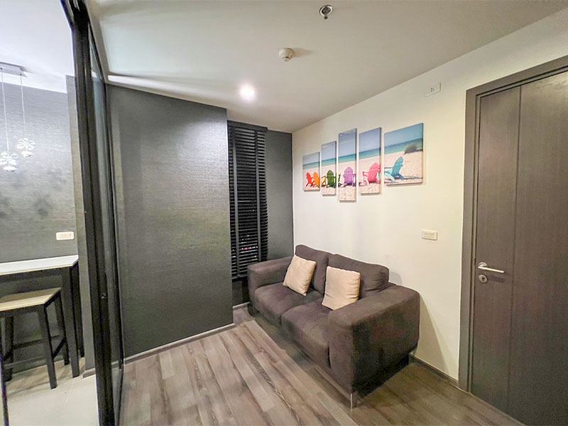 For SaleCondoOnnut, Udomsuk : Good product, cheap price, Condo Sukhumvit 77, central location in Sukhumvit #THE BASE PARK WEST, corner room, 25th floor, selling at a loss of only 2.75 million.