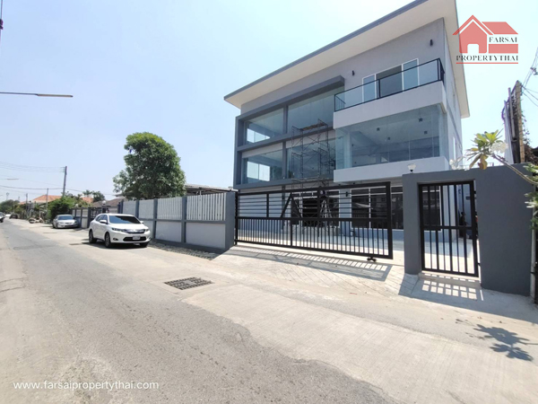 For SaleWarehousePathum Thani,Rangsit, Thammasat : Selling drugs, office buildings 3 floors with warehouse/warehouse (newly built), area 226 sq m, usable area 1,000 sq m, Lam Luk Ka Khlong 1 Road, selling price 15 million baht.