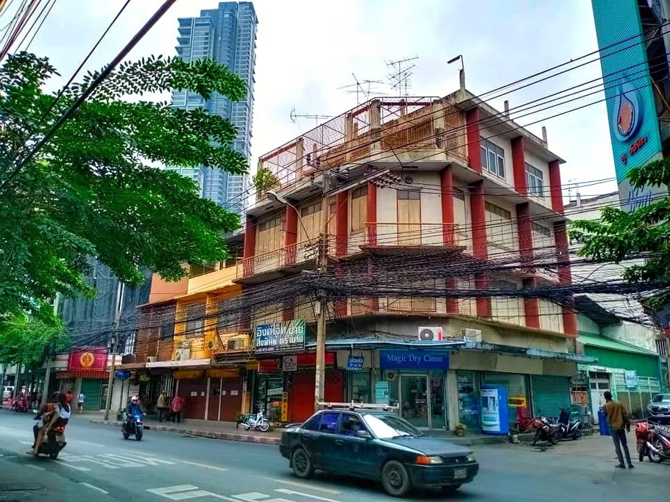 For RentShophouseSathorn, Narathiwat : Commercial building for rent in Charoen Krung-Sathorn-Bang Rak area, 4 units (4 floors) with rooftop.