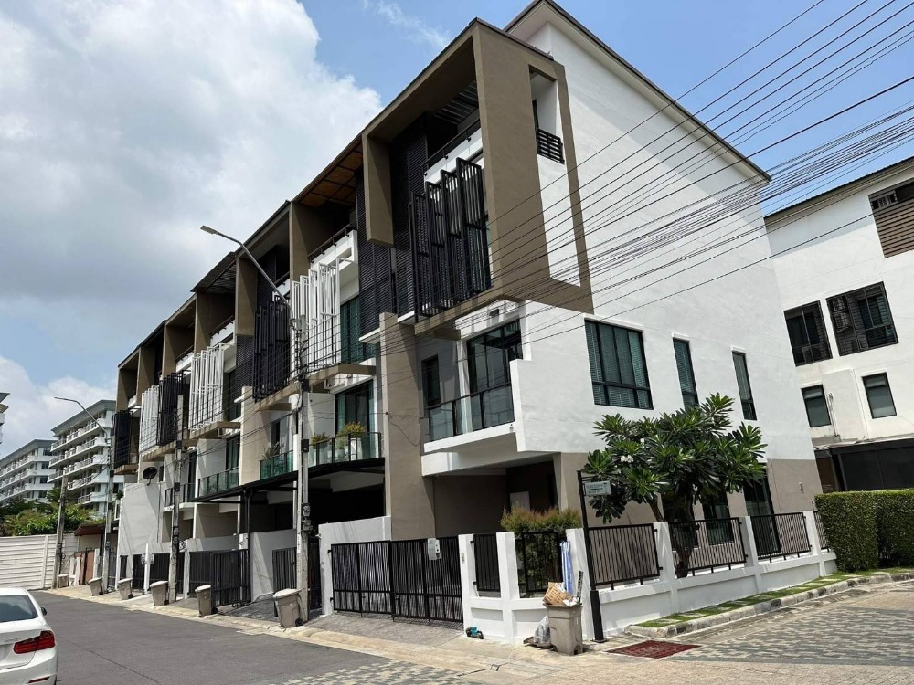 For RentTownhouseOnnut, Udomsuk : Rent For newly decorated townhouse | Bless Town Village, Sukhumvit Soi 50 | 3 floors, 300 sq.m. (20.6 sq.w.) | 3 bedrooms Private garden | Close to BTS On Nut Skytrain station and Century Mall, only 850 meters away.